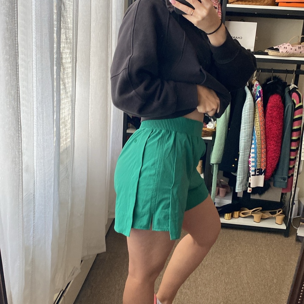 Lululemon stretch woven relaxed-fit HR shorts size small
